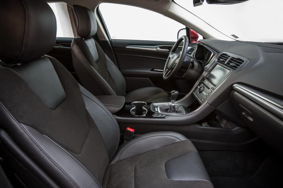 Интерьер Ford Mondeo Hatchback 2014 года  (фото 44 из 49)